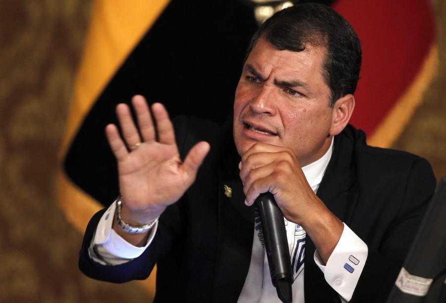Photo of En una fuerte discusión, Correa defendió el modelo económico de Ecuador