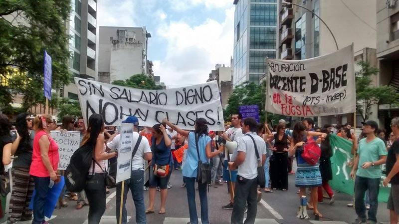 Photo of Docentes marchan contra el «vaciamiento de la escuela pública» en la Ciudad