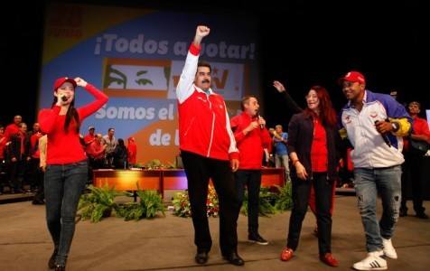 Photo of Amplia ventaja del chavismo en las primeras encuestas para las elecciones venezolanas de diciembre