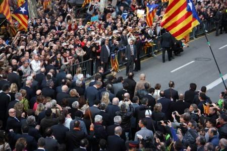 Photo of Miles de personas respaldaron al presidente catalán, acusado de desobediencia