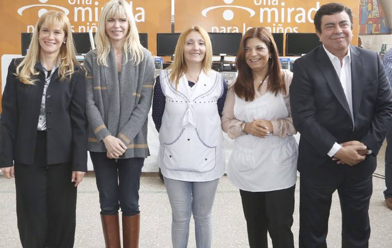 Photo of Karina Rabolini entregó anteojos en Villa Celina