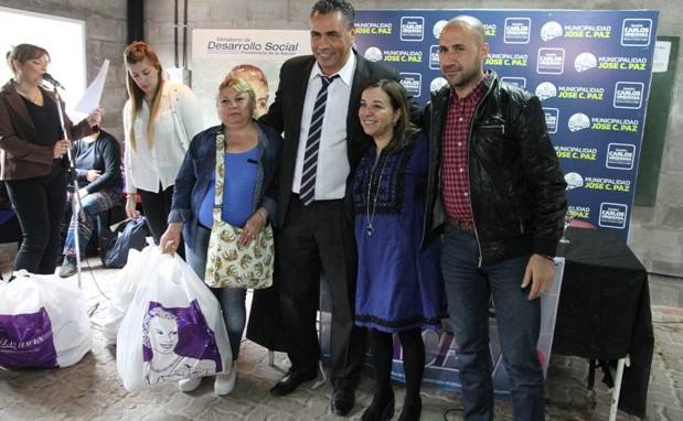 Photo of José C. Paz: Entrega de Kit de trabajo a «Ellas Hacen»