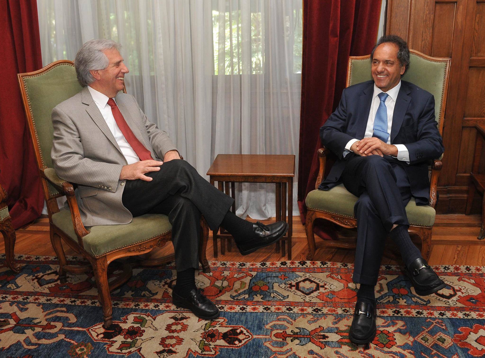 Photo of Scioli se reunió con Tabaré Vázquez y discutieron «una agenda de mayor integración»