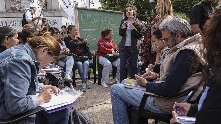 Photo of Estudiantes y docentes de Avellaneda exigieron la continuidad del Plan Fines