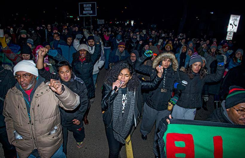 Photo of El asesinato de un adolescente afro por un policía genera protestas en Chicago