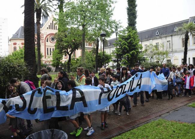 Photo of Abrazo simbólico contra la cesión de terrenos escolares a la Iglesia