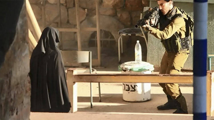 Photo of Soldados israelíes matan a tiros a una joven palestina que extrajo un cuchillo de su cartera