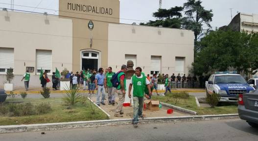 Photo of Brandsen: Tras tomar el municipio, lograron reincorporar a seis despedidos