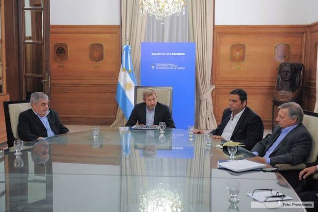 Photo of Frigerio, Aranguren y Das Neves analizaron la crisis petrolera de Chubut