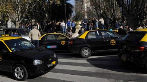 Photo of Rosario: Tras el asesinato de un taxista, los choferes realizan un paro
