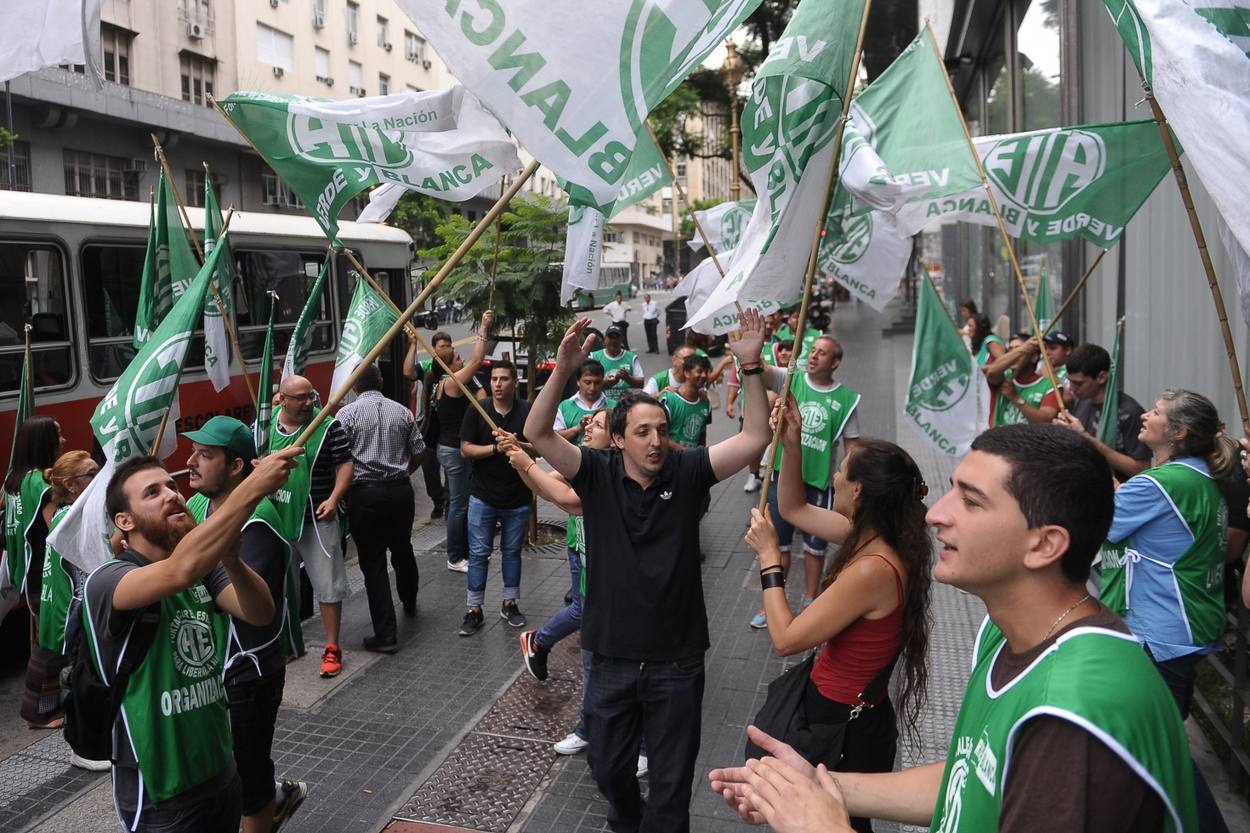 Photo of Tras los despidos, se despertaron los gremios y amenazan con un paro