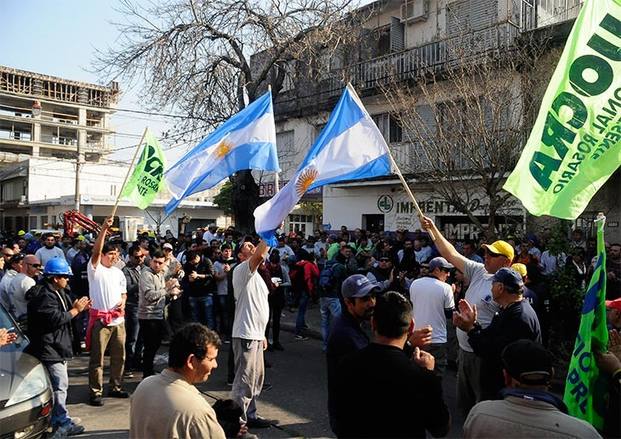 Photo of La UOCRA se movilizó en reclamo por los 30 mil despidos