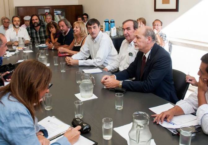 Photo of El gobierno y los gremios docentes firmarán un acta-compromiso con el acuerdo salarial