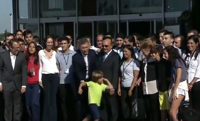 Photo of Blooper de Macri: Quiso abrazar a un nene para la foto, pero salió corriendo