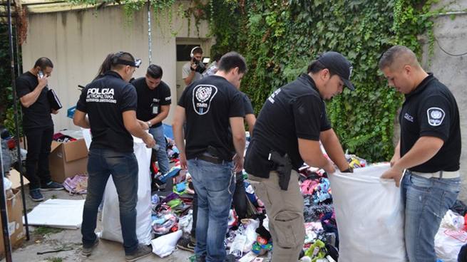 Photo of La Fiscalía porteña secuestró  mercadería en puestos callejeros de Caballito