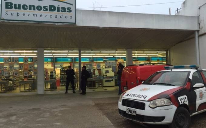 Photo of Sacaron a un vecino de un supermercado con la policía por anotar los precios en Carlos Paz