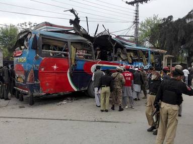 Photo of Explotó una bomba en un colectivo en Pakistán: 15 muertos