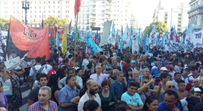 Photo of Miles de manifestantes se movilizaron contra el acuerdo con los Fondos Buitres