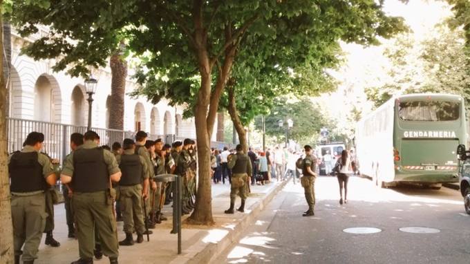 Photo of Macri desplegó un ejército de gendarmes en Rosario para evadir escraches