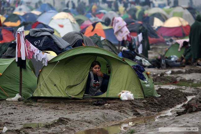 Photo of Refugiados varados en Grecia cruzaron a Macedonia desafiando la frontera
