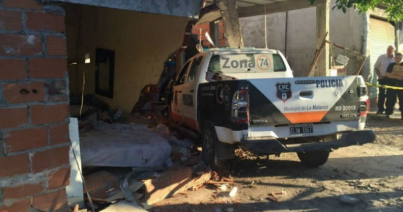 Photo of Peligro, policía la volante: Un patrullero se incrustó en una casa y mató a un hombre