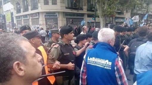 Photo of Mientras Macri leía su discurso, en la calle reprimían a trabajadores