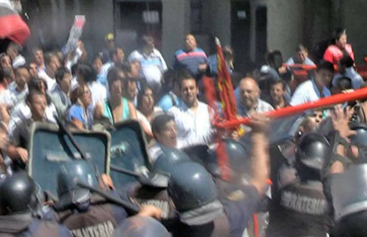 Photo of Docentes santiagueños protestaron, fueron reprimidos y hay dos detenidos