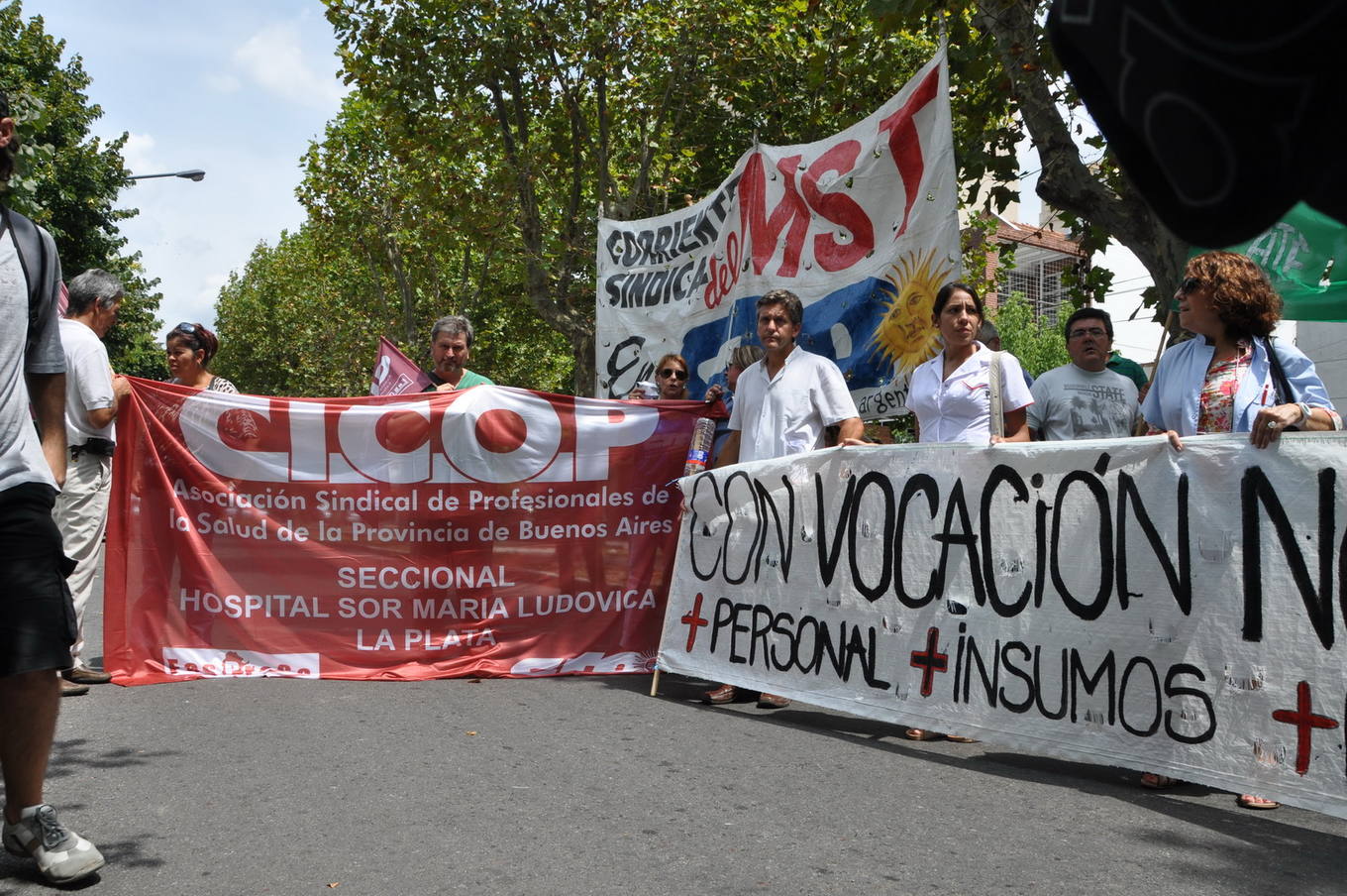 Photo of Médicos reclaman a Vidal aumentos de sueldos y mejores condiciones laborales