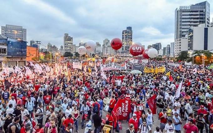 Photo of Movimientos sociales tomaron las calles en apoyo a Dilma