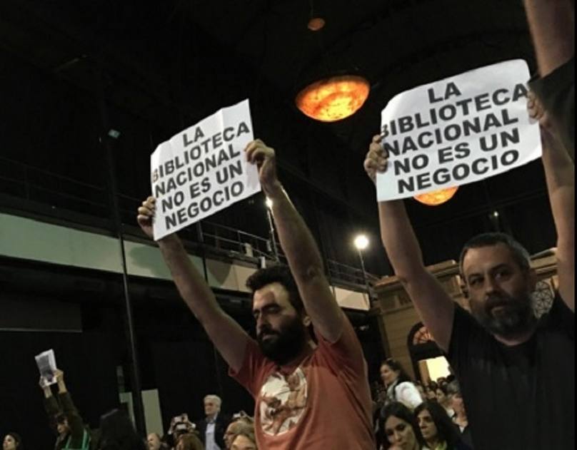 Photo of Escracharon al titular de la Biblioteca Nacional por los despidos