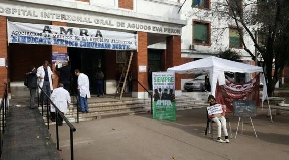 Photo of Carpa blanca de los médicos contra el recorte de Vidal en salud pública