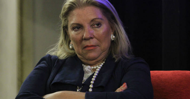 Photo of Carrió a Posse: «A vos no te saludo, ladrón, encima estás cirugeado»