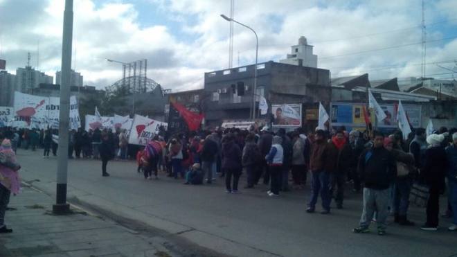 Photo of Volver al 2001: El pueblo reclama comida frente al Carrefour de Avellaneda