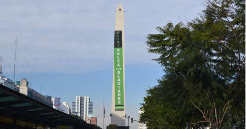 Photo of Activistas de Greenpeace escalaron el Obelisco para pedir por los glaciares