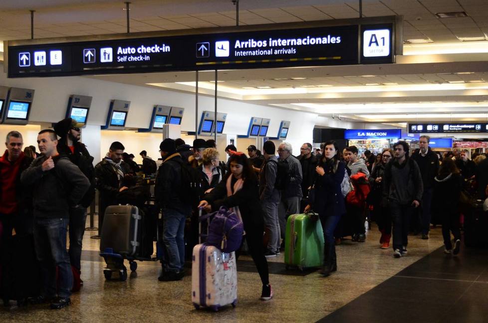Photo of La cosa no despega: Suspensiones y cancelaciones de vuelos en todo el país