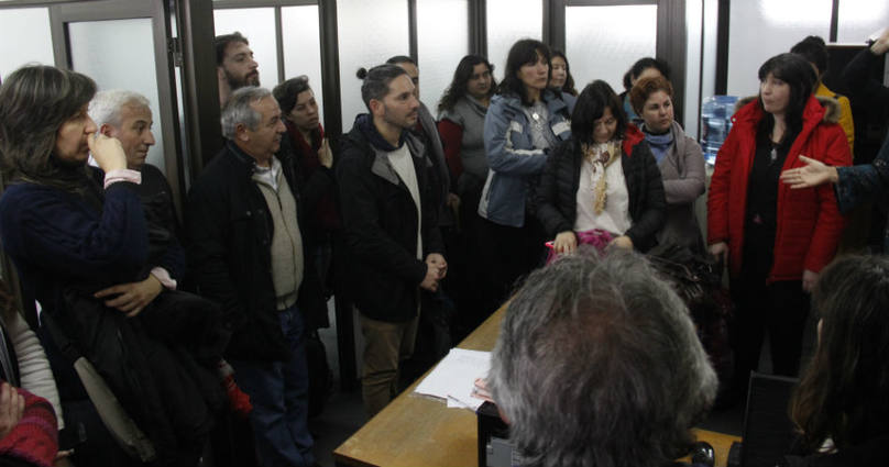 Photo of Violencia de época: La Bonaerense desalojó a un grupo de bibliotecarios