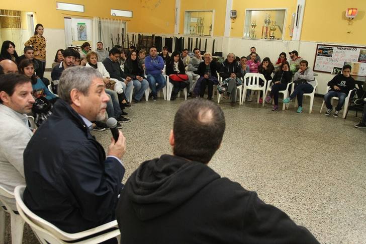 Photo of Ferraresi entregó subsidios a instituciones de la ciudad