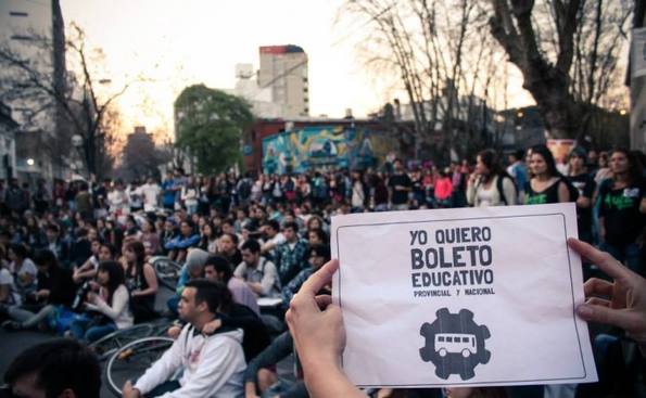 Photo of Estudiantes marcharon para exigirle a Vidal la implementación del boleto estudiantil