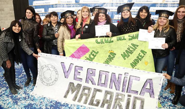 Photo of Magario reconoció a más de 3500 egresados de Ellas Hacen y Fines La Matanza