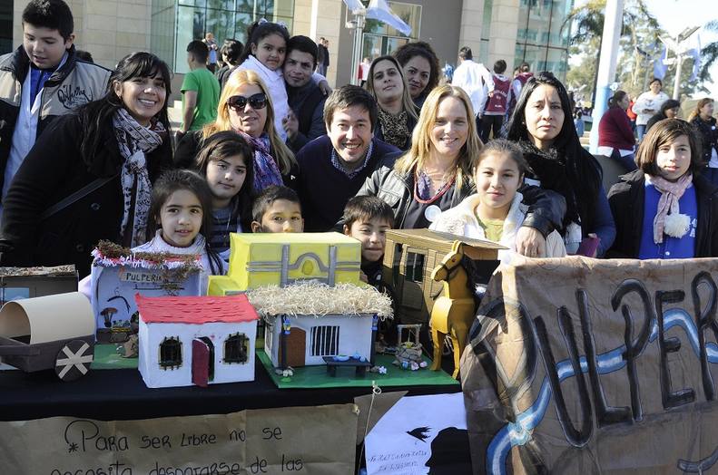 Photo of 1800 alumnos realizaron presentación artística por el Bicentenario en Malvinas Argentinas