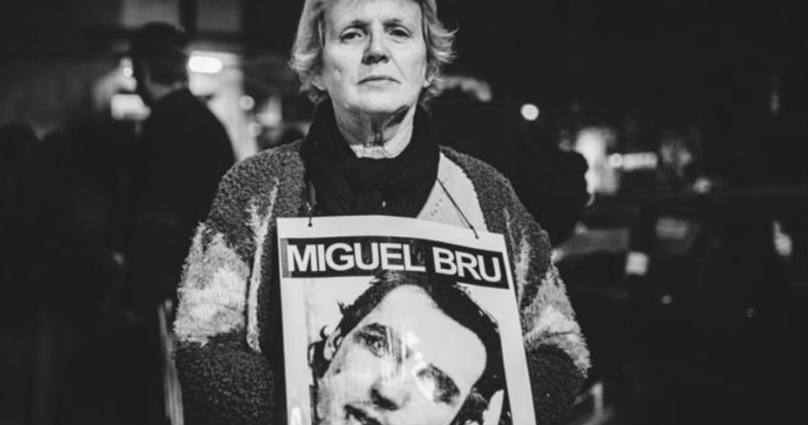 Photo of La madre de Miguel Bru se encadenó en la fiscalía