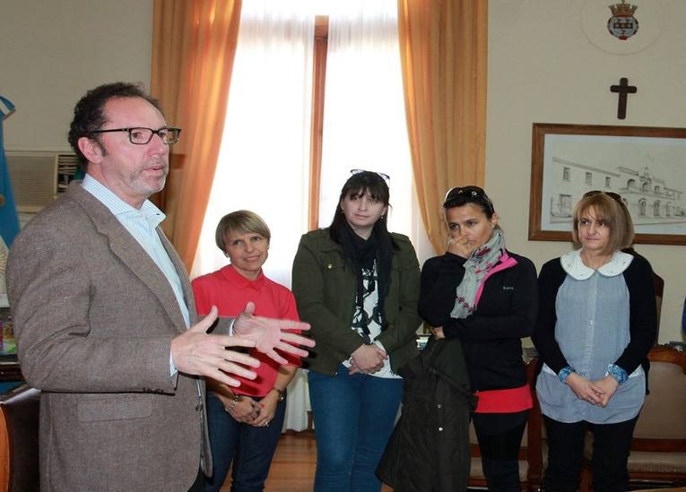 Photo of Casares: Entrega de subsidios a escuelas primarias, jardines y el CFP Nº 401