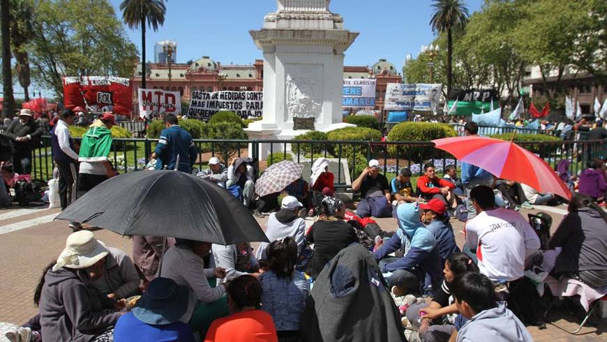 Photo of Organizaciones sociales acampan en Plaza de Mayo