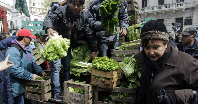 Photo of A metros del Mini Davos: Se pelean por conseguir verdura regalada
