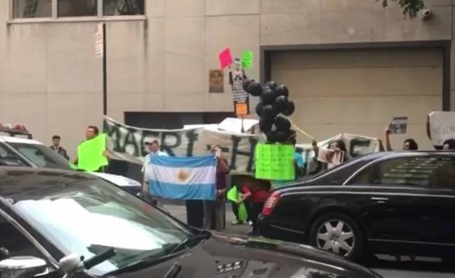 Photo of Donde más le duele: Escracharon a Macri en Nueva York