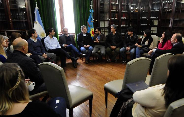 Photo of Senador Carreras junto a los vecinos de Brandsen