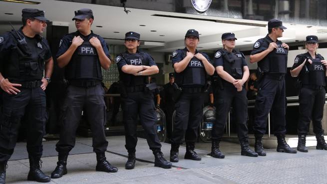 Photo of El 80% de los argentinos desconfía de la policía