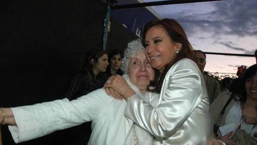 Photo of «¿Las cosas van tan mal que perseguís junto con Clarín a una anciana que no sale de su casa?