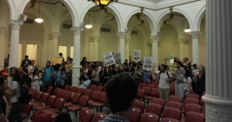 Photo of Estudiantes protestaron contra la entrega del Hospital de Clínicas