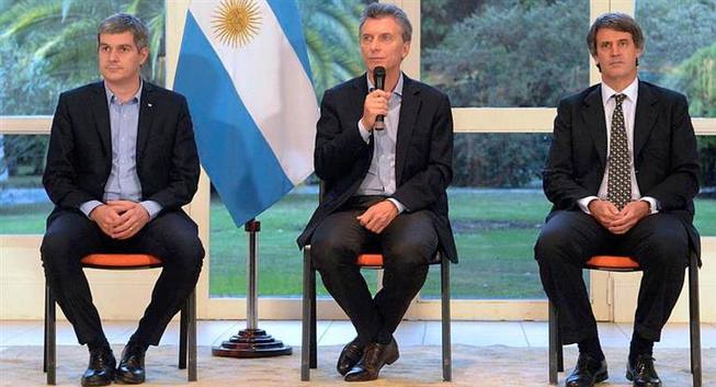 Photo of Macri, Peña y Prat Gay imputados penalmente por el decreto que incluye familiares al blanqueo